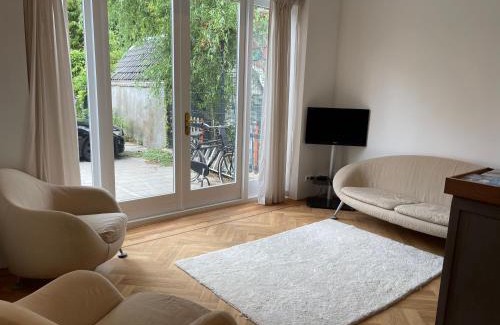 Gouda Apartment | Canal House in Historic City Center Gouda