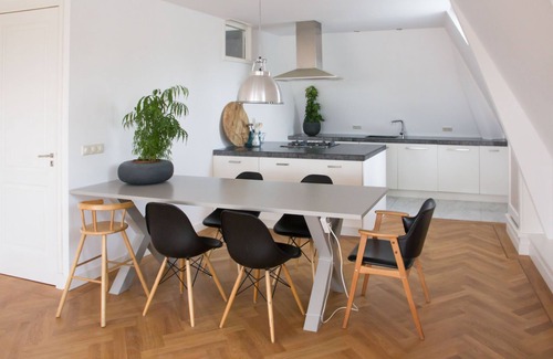 Gouda Apartment | Canal house top floor in historic center Gouda