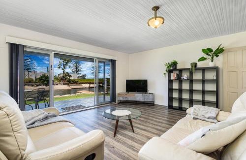 Runaway Bay Apartment | Canal Luxury Living & Boat Ramp