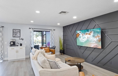 Bay Crest Park House | CANAL Oasis Heated Pool-Hot Tub-Waterfront- Kayaks-Luxury