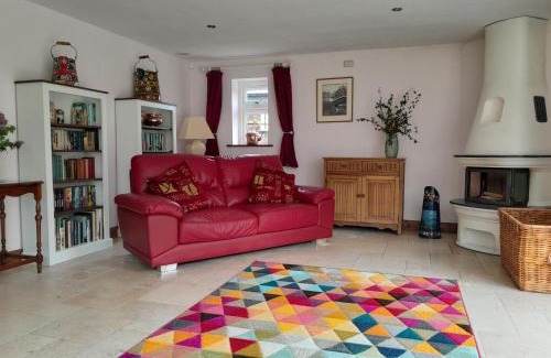 Tunstall House | Canal-side 5-Bed Cottage - Sleeps 10 Pet Friendly