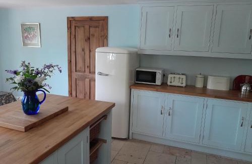 Tunstall House | Canal-side 5-Bed Cottage - Sleeps 10 Pet Friendly
