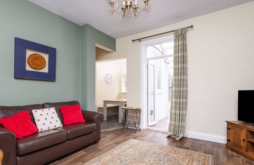 Stanley House | Canal side cottage