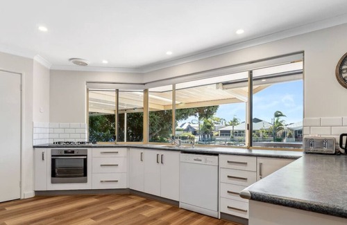 South Yunderup House | Canal-Side Retreat with Private Jetty and Kayaks