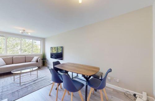 St. Johns Wood Apartment | Canal view 2BD flat - Regents Park!