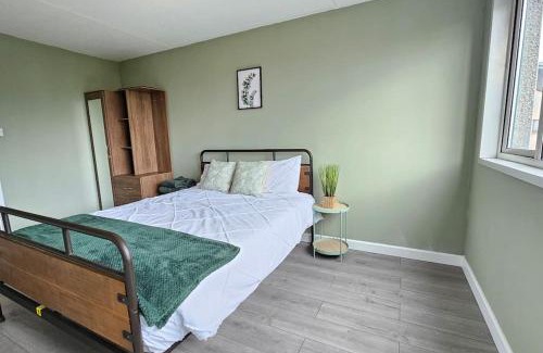 St. Johns Wood Apartment | Canal view 2BD flat - Regents Park!