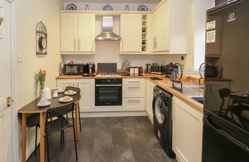 Kildwick House | CANAL VIEW COTTAGE, family friendly in Farnhill