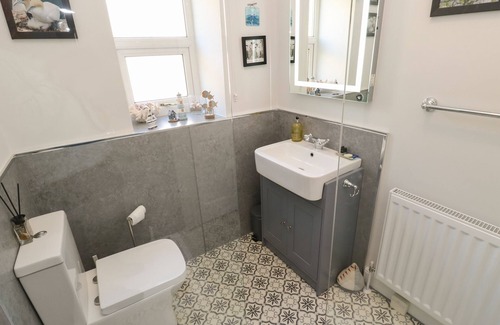 Kildwick House | CANAL VIEW COTTAGE, family friendly in Farnhill