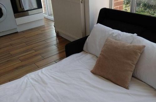 Chichester Apartment | Canal Walk, One Bedroom Apartment in Chichester City Centre - Sleeps 3