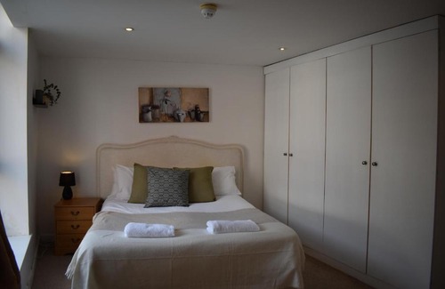 Chichester Apartment | Canal Walk, One Bedroom Apartment in Chichester City Centre - Sleeps 3