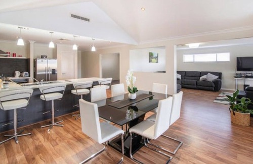 Geographe House | Canal Waters relax and enjoy even bring the boat to the back door