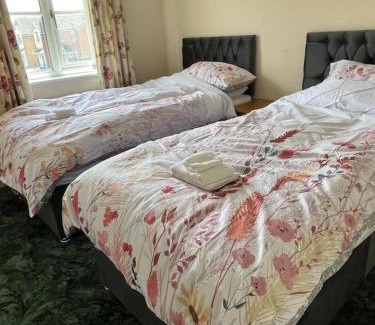 Ilminster House | Canal Way- Cozy 3-Bed House