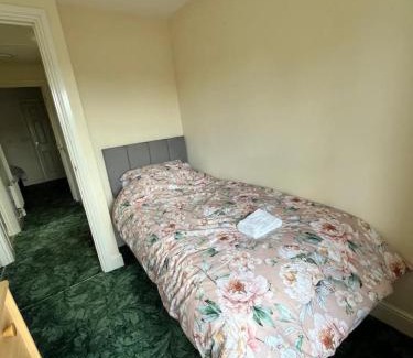 Ilminster House | Canal Way- Cozy 3-Bed House