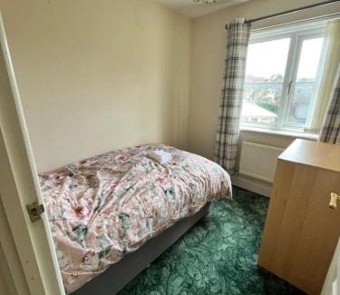 Ilminster House | Canal Way- Cozy 3-Bed House