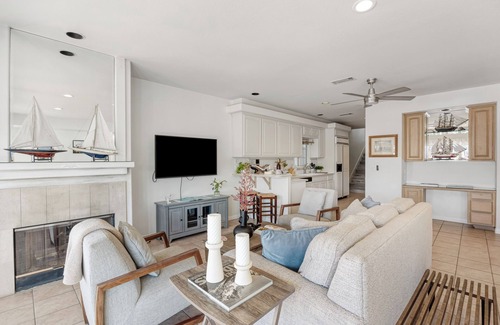 West Newport House | Canalfront Charmer by AvantStay | Waterfront w/Shared Dock + Hot Tub