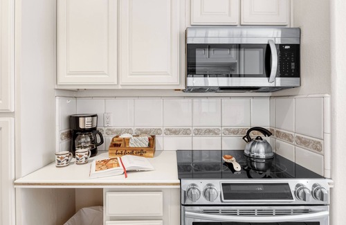 West Newport House | Canalfront Charmer by AvantStay | Waterfront w/Shared Dock + Hot Tub