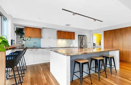 Pelican Waters House | Canalhouse Caloundra—Pontoon, Pool & Pizza Nights
