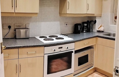 Hemel Hempstead Apartment | Canalside Chic – Your London Escape Starts Here! WIFI and Airport Transfers