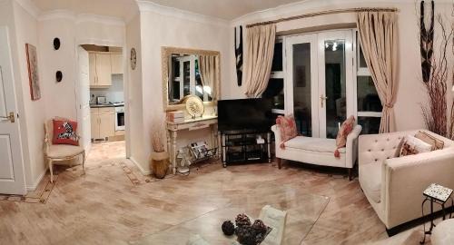 Hemel Hempstead Apartment | Canalside Chic Your London Escape Starts Here WIFI and Airport Transfers