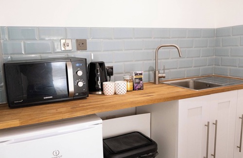 Ashton-under-Lyne House | Canalside Flat near Peak District and Manchester - amazing countryside walks