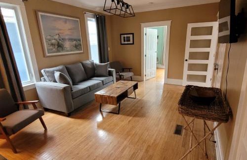 Port Colborne Apartment | Canalside Restaurant & Inn