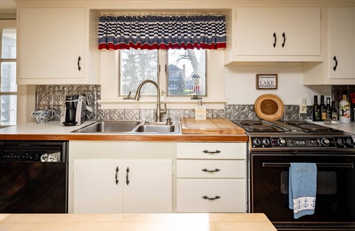 Canandaigua House | Canandaigua Lake Front, Hot Tub, Fire pit, Kayaks, Game Room