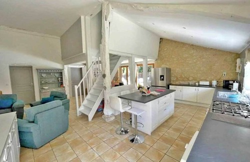 Serignac-Peboudou House | Canard: Beautifully renovated tobacco barn & pigeonnier sleeps 14. Pool.