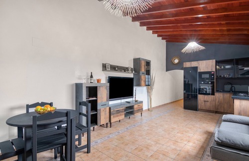 Las Brisas House | 'Canarian Retreat' with Sea Views, Private Terrace and Wi-Fi