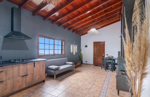 Las Brisas House | 'Canarian Retreat' with Sea Views, Private Terrace and Wi-Fi