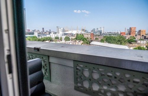 Isle of Dogs Apartment | Canary Wharf Retreat with Free Secure Parking