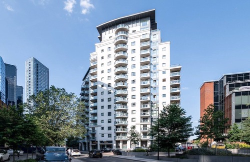 Isle of Dogs Apartment | Canary Wharf Retreat with Free Secure Parking