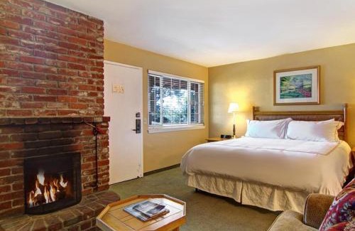 Northwest Carmel Hotel | Candle Light Inn