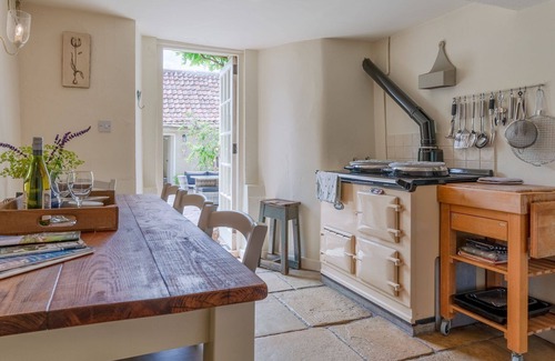 Marshfield Cottage | Candlemaker's Cottage - sleeps 6 guests in 3 bedrooms