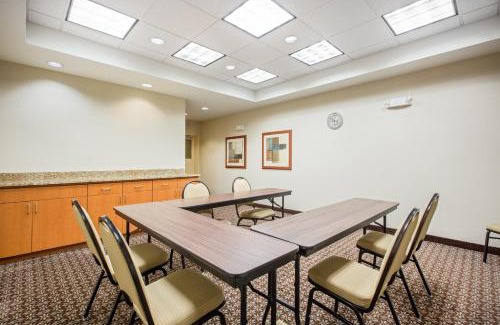 Cranberry Township Hotel | Candlewood Suites Pittsburgh-Cranberry by IHG