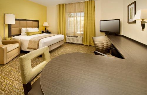 Mount Vernon Hotel | Candlewood Suites Alexandria - Fort Belvoir by IHG