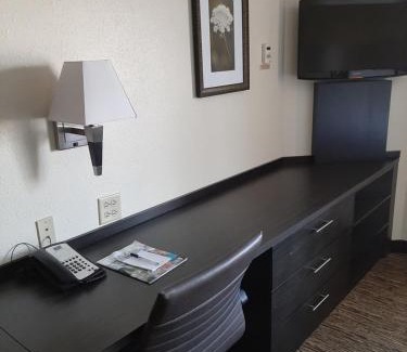 Aurora Hotel | Candlewood Suites Aurora-Naperville by IHG