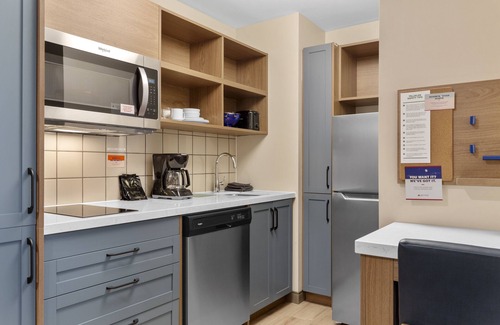 Collingwood Hotel | Candlewood Suites Collingwood by IHG