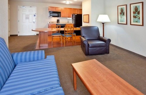 Elgin Hotel | Candlewood Suites Elgin by IHG
