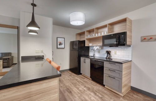 Oak Creek Hotel | Candlewood Suites Milwaukee Airport by IHG