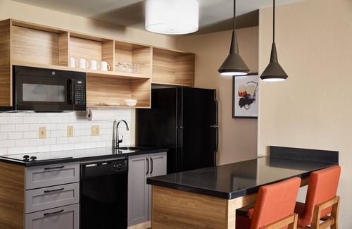 Oak Creek Hotel | Candlewood Suites Milwaukee Airport by IHG