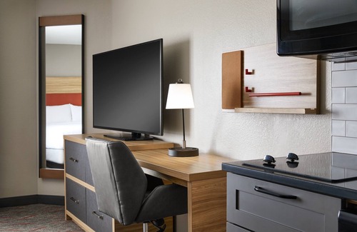 Oak Creek Hotel | Candlewood Suites Milwaukee Airport by IHG