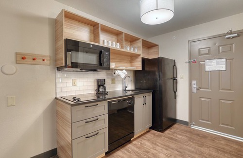 Oak Creek Hotel | Candlewood Suites Milwaukee Airport by IHG