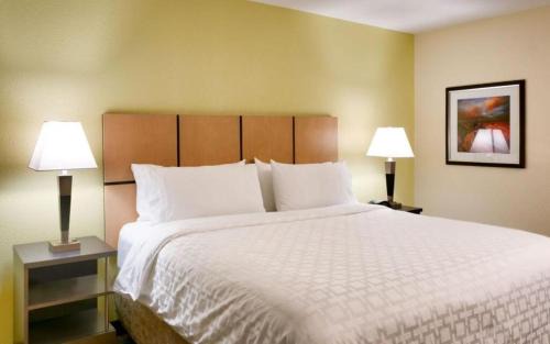 Plano Hotel | Candlewood Suites Plano East by IHG