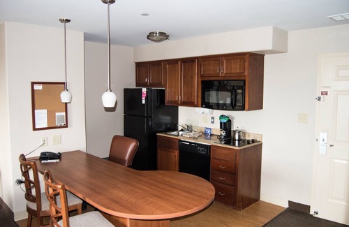 Victoria Hotel | Candlewood Suites VICTORIA by IHG