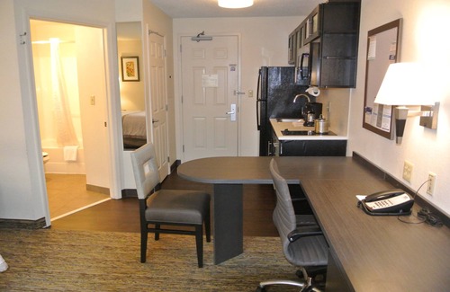 Fairfax Hotel | Candlewood Suites Washington-Fairfax by IHG