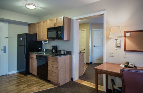 Windsor Locks Hotel | Candlewood Suites Windsor Locks Bradley Arpt by IHG