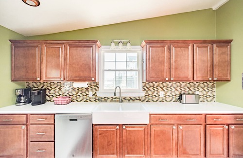 Daniels Hill House | Candy Apple: Family Friendly Downtown LYH Getaway