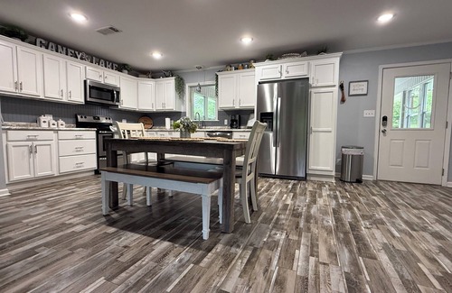 Chatham House | Caney Lake Anchors Away