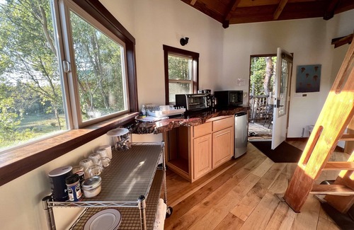 Cave Junction Cabin | Cannabis friendly treehouse with amazing mountain Views!