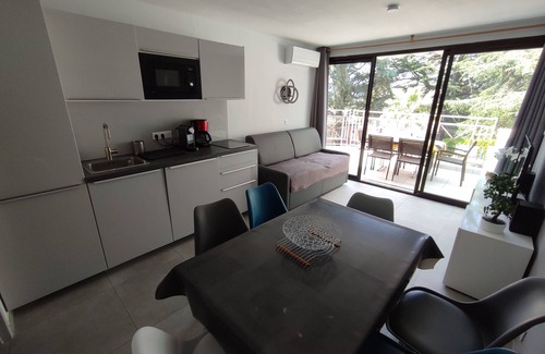 La Croix des Gardes Apartment | Cannes 3-room apartment-air-conditioned-large terrace